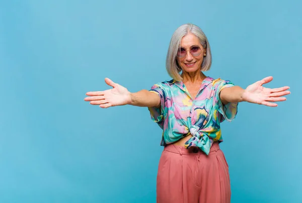 Meia Idade Mulher Legal Sorrindo Alegremente Dando Abraço Boas Vindas — Fotografia de Stock