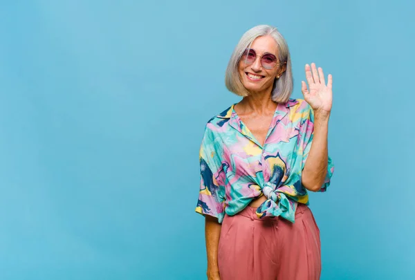 Mujer Guay Mediana Edad Sonriendo Feliz Alegremente Saludándote Con Mano — Foto de Stock