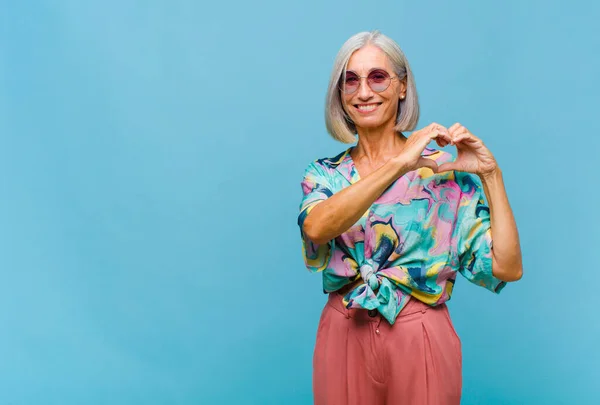 Orta Yaşlı Havalı Bir Kadın Gülümsüyor Mutlu Sevimli Romantik Aşık — Stok fotoğraf