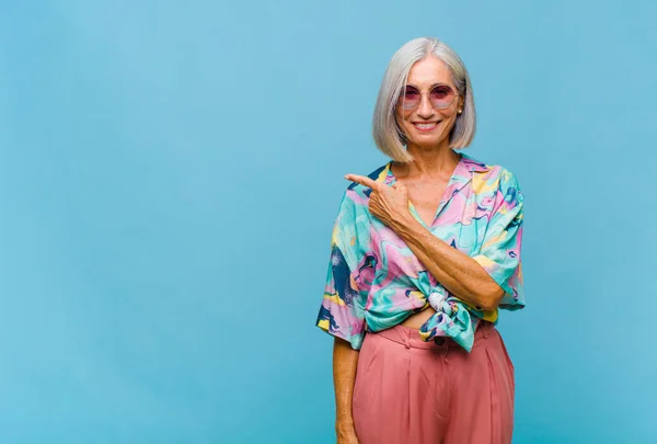 Mujer Fresca Mediana Edad Sonriendo Alegremente Sintiéndose Feliz Señalando Hacia — Foto de Stock