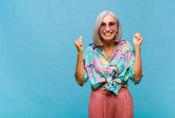 Mujer Fresca Mediana Edad Sentirse Feliz Sorprendido Orgulloso Gritando Celebrando — Foto de Stock