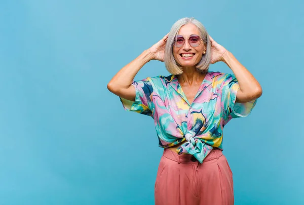 Mezza Età Donna Fresca Cercando Felice Spensierato Amichevole Rilassato Godendo — Foto Stock