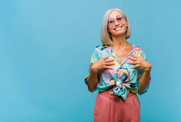Orta Yaşlı Havalı Bir Kadın Mutlu Şaşırmış Gururlu Heyecanlı Görünüyor — Stok fotoğraf