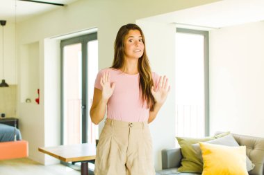 Genç, güzel bir kadın gergin, endişeli ve endişeli görünüyor. Benim hatam olmadığını söylüyor. Yoksa ben yapmadım. 