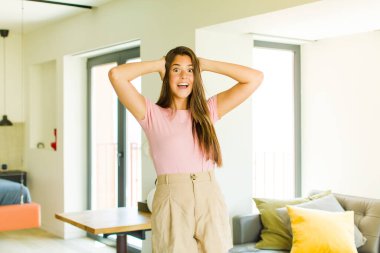 Genç, güzel bir kadın mutlu, kaygısız, arkadaş canlısı ve rahat görünüyor. Hayattan ve başarıdan keyif alıyor, olumlu bir tavırla.