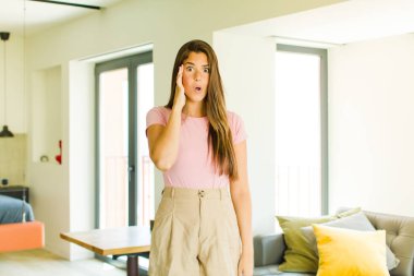 Genç, güzel bir kadın şaşırmış, ağzı açık, şok olmuş, yeni bir düşünce, fikir ya da konsept keşfediyor.