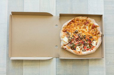 İtalyan pizzası yakın plan. konsepti kaldır