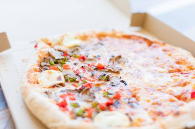 İtalyan pizzası yakın plan. konsepti kaldır