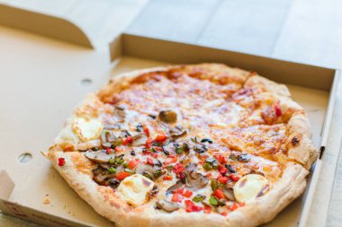 İtalyan pizzası yakın plan. konsepti kaldır