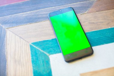 boş yeşil ekran akıllı cep telefonu. Krom anahtar kavramı