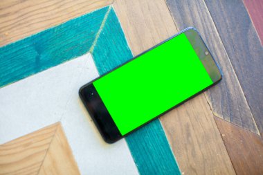 boş yeşil ekran akıllı cep telefonu. Krom anahtar kavramı