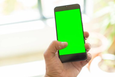 boş yeşil ekran akıllı cep telefonu. Krom anahtar kavramı