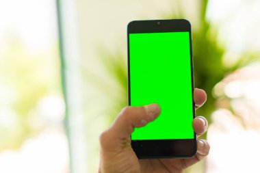 boş yeşil ekran akıllı cep telefonu. Krom anahtar kavramı