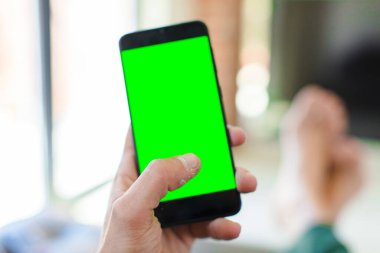 boş yeşil ekran akıllı cep telefonu. Krom anahtar kavramı