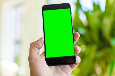 boş yeşil ekran akıllı cep telefonu. Krom anahtar kavramı