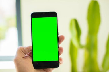 boş yeşil ekran akıllı cep telefonu. Krom anahtar kavramı