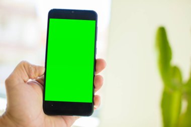 boş yeşil ekran akıllı cep telefonu. Krom anahtar kavramı
