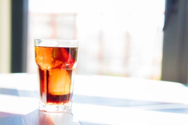 boş yeşil ekran akıllı cep telefonu. Krom anahtar kavramı