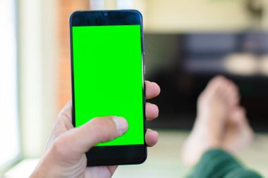 boş yeşil ekran akıllı cep telefonu. Krom anahtar kavramı