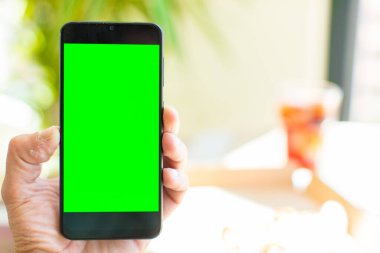 boş yeşil ekran akıllı cep telefonu. Krom anahtar kavramı