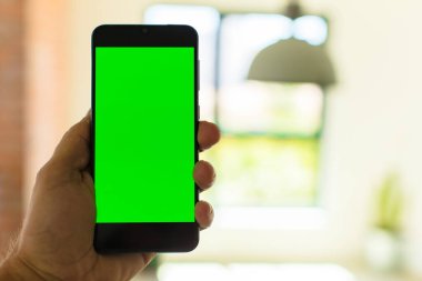 boş yeşil ekran akıllı cep telefonu. Krom anahtar kavramı