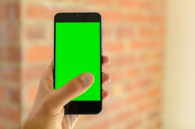 boş yeşil ekran akıllı cep telefonu. Krom anahtar kavramı