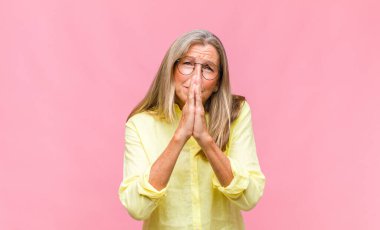 Orta yaşlı güzel bir kadın yorgun, stresli, endişeli, hayal kırıklığına uğramış ve depresyonda, sırtı ya da boynu ağrıyan