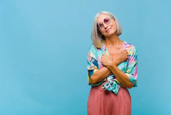 Mujer Fresca Mediana Edad Sonriendo Alegremente Celebrando Con Los Puños — Foto de Stock