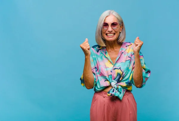 Mujer Fresca Mediana Edad Sentirse Feliz Positivo Exitoso Celebrando Victoria — Foto de Stock