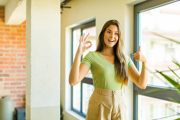 Jovem Mulher Bonita Sentindo Feliz Surpreso Satisfeito Surpreso Mostrando Polegares — Fotografia de Stock