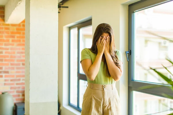 Genç Güzel Bir Kadın Üzgün Hayal Kırıklığına Uğramış Gergin Depresif — Stok fotoğraf