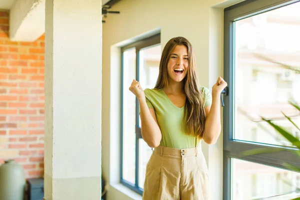 Jovem Bonita Mulher Olhando Extremamente Feliz Surpreso Celebrando Sucesso Gritando — Fotografia de Stock