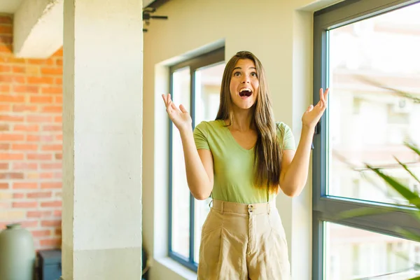 Jeune Jolie Femme Sentant Heureuse Étonnée Chanceuse Surprise Célébrant Victoire — Photo