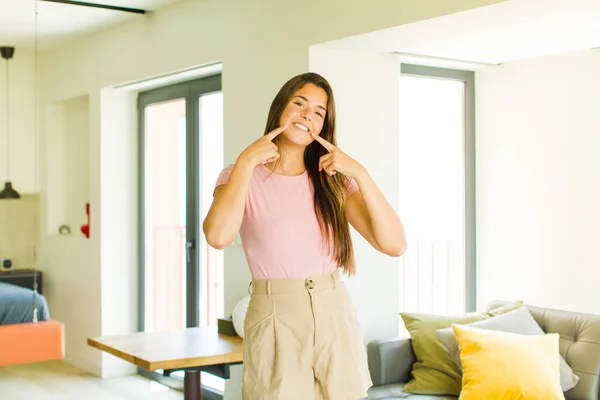 Ung Vacker Kvinna Ler Tryggt Pekar Egen Bred Leende Positiv — Stockfoto