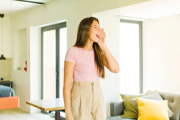 Joven Bonita Mujer Gritando Fuerte Furiosa Para Copiar Espacio Lado — Foto de Stock