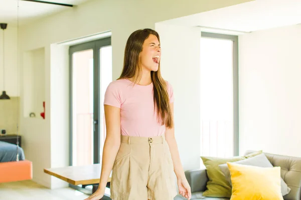 Jovem Mulher Bonita Gritando Furiosamente Gritando Agressivamente Olhando Estressado Com — Fotografia de Stock