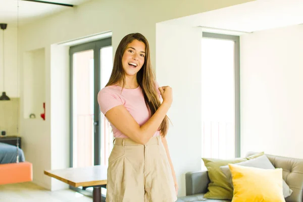 Ung Vacker Kvinna Känner Sig Glad Positiv Och Framgångsrik Motiverad — Stockfoto