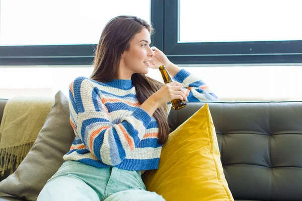 Joven Bonita Mujer Teniendo Cerveza Sentado Shes Casa Sofá — Foto de Stock