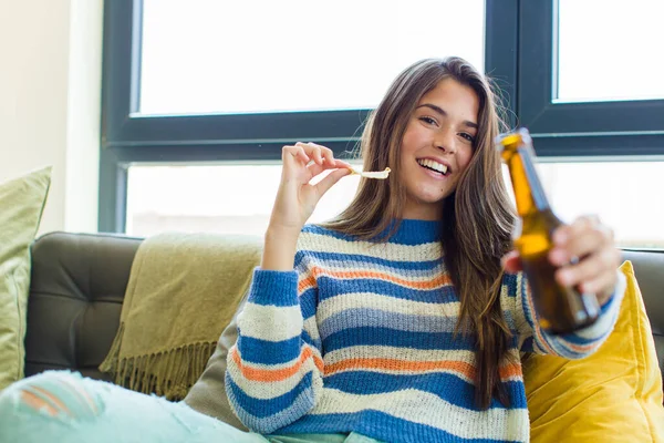 Νεαρή Όμορφη Γυναίκα Έχει Μια Μπύρα Κάθεται Καναπέ Στο Σπίτι — Φωτογραφία Αρχείου