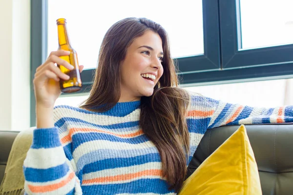 Νεαρή Όμορφη Γυναίκα Έχει Μια Μπύρα Κάθεται Καναπέ Στο Σπίτι — Φωτογραφία Αρχείου