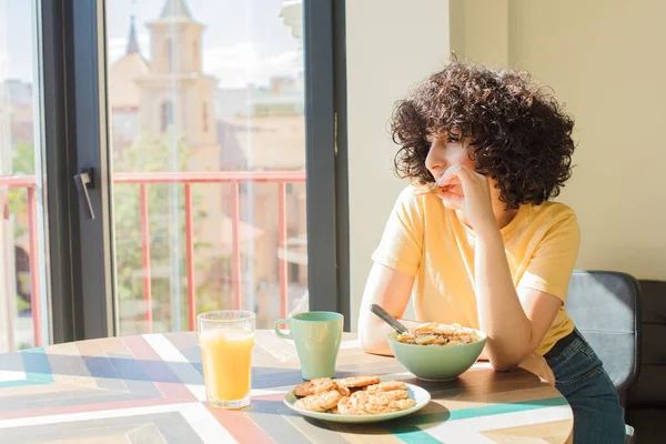 Jong Mooi Arabisch Vrouw Met Een Ontbijt Thuis — Stockfoto