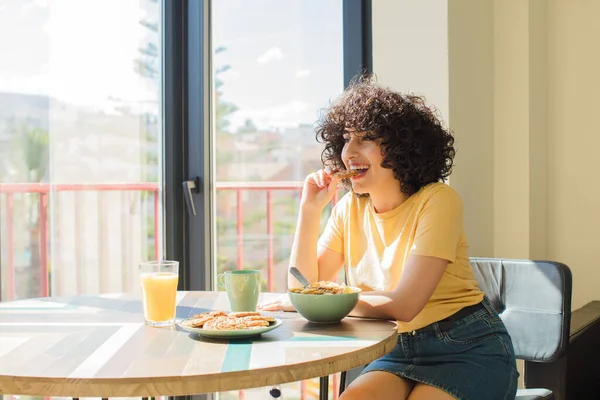 Jong Mooi Arabisch Vrouw Met Een Ontbijt Thuis — Stockfoto