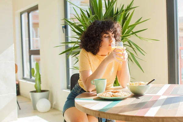 Ung Och Söt Arabiska Kvinna Som Äter Frukost Hemma — Stockfoto