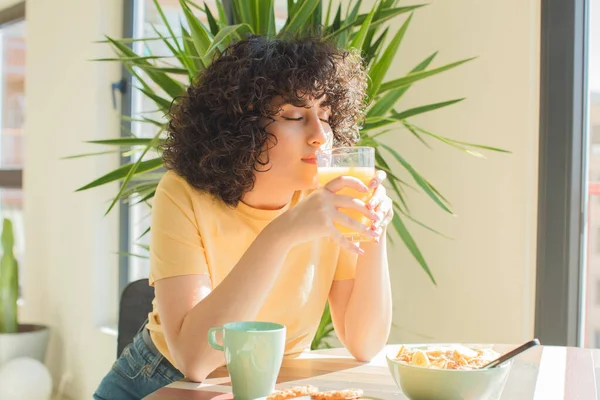 Jong Mooi Arabisch Vrouw Met Een Ontbijt Thuis — Stockfoto