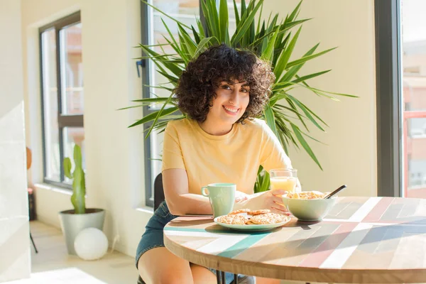 Ung Och Söt Arabiska Kvinna Som Äter Frukost Hemma — Stockfoto