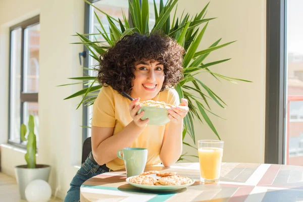 Jong Mooi Arabisch Vrouw Met Een Ontbijt Thuis — Stockfoto