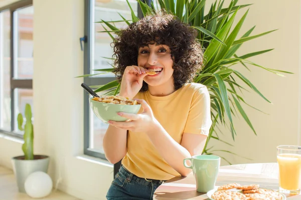 Mujer Árabe Joven Bonita Desayunando Casa — Foto de Stock