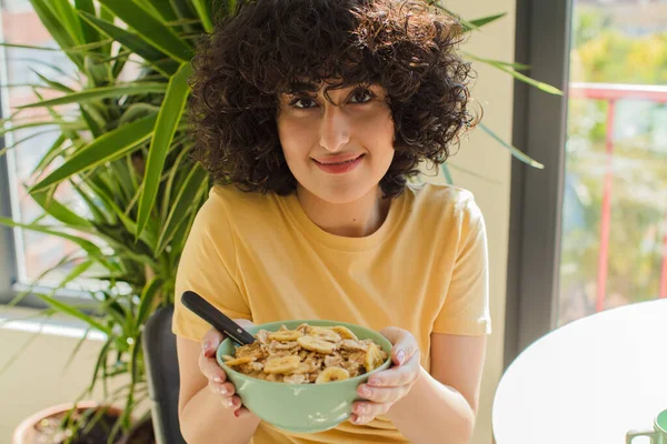 Junge Und Hübsche Araberin Frühstückt Hause — Stockfoto