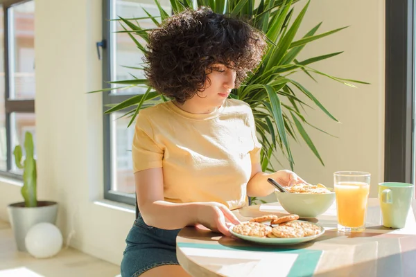 Νεαρή Και Όμορφη Γυναίκα Άραβας Τρώει Πρωινό Στο Σπίτι — Φωτογραφία Αρχείου