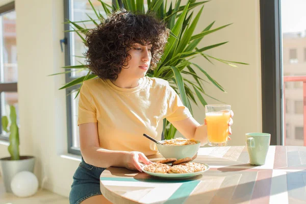 Ung Och Söt Arabiska Kvinna Som Äter Frukost Hemma — Stockfoto